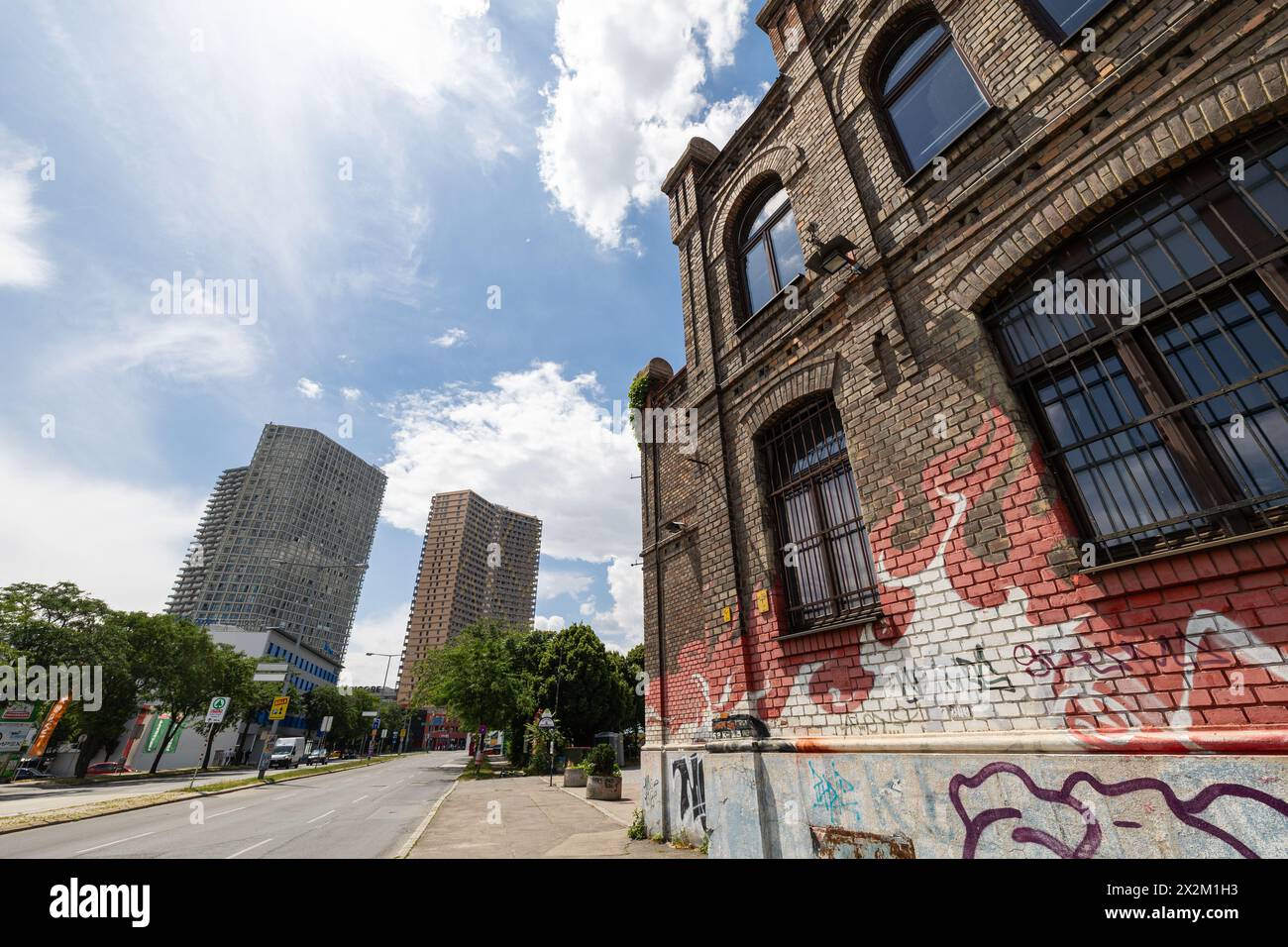 Die Arena in Wien ist ein Veranstaltungsort in der Wiener Landstraße, der sich als alternatives Kulturzentrum vor allem für Jugendkultur, Konzerte verschiedener Genres und andere musikalische Veranstaltungen versteht. Im Sommer auch Open-Air-Kino. Aufgenommen in Wien, Österreich am 4. Juli 2023. - 20230704_PD6069 Credit: APA-PictureDesk/Alamy Live News Stockfoto