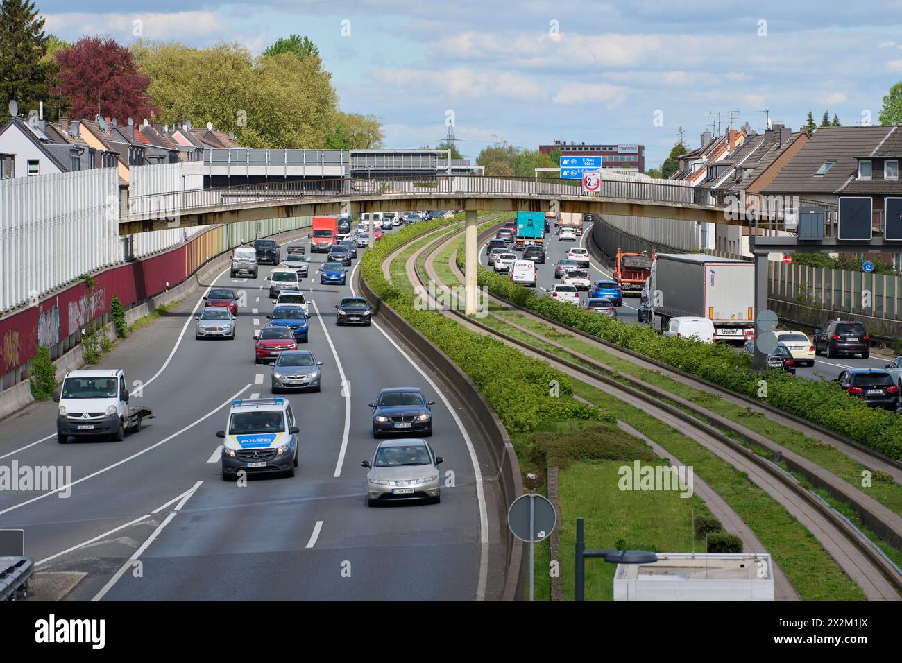 Ende April 2024 soll die Fußgänger Brücke über die A40 in Essen Frillendorf abgerissen werden. Dafür wird an dem Wochenende die A40 gesperrt. Im Verla Stockfoto