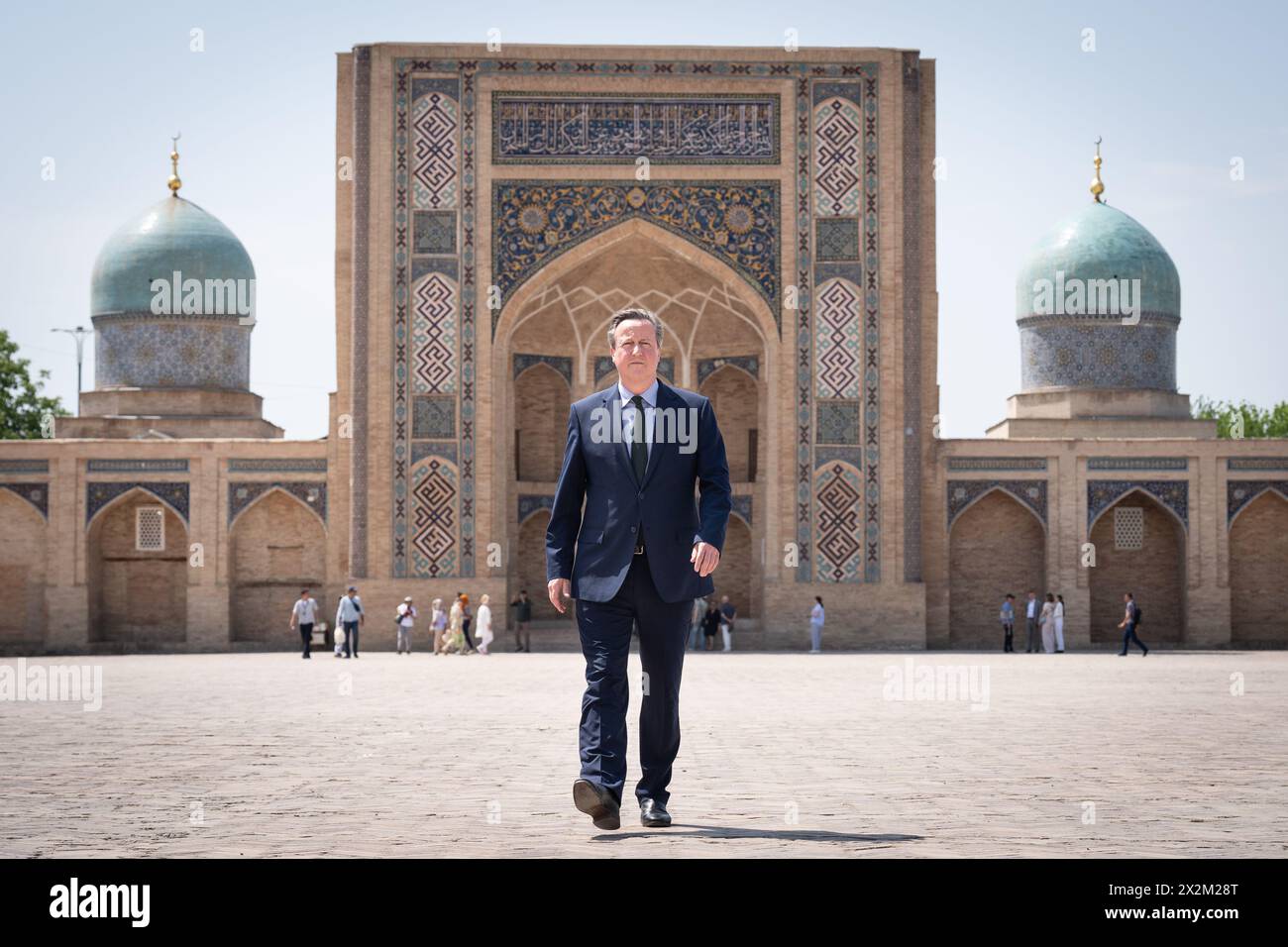 Außenminister Lord David Cameron während eines Besuchs des Hazrati-Imam-Komplexes in Taschkent, während er Usbekistan während seiner fünftägigen Tour durch Zentralasien besucht. Bilddatum: Dienstag, 23. April 2024. Stockfoto