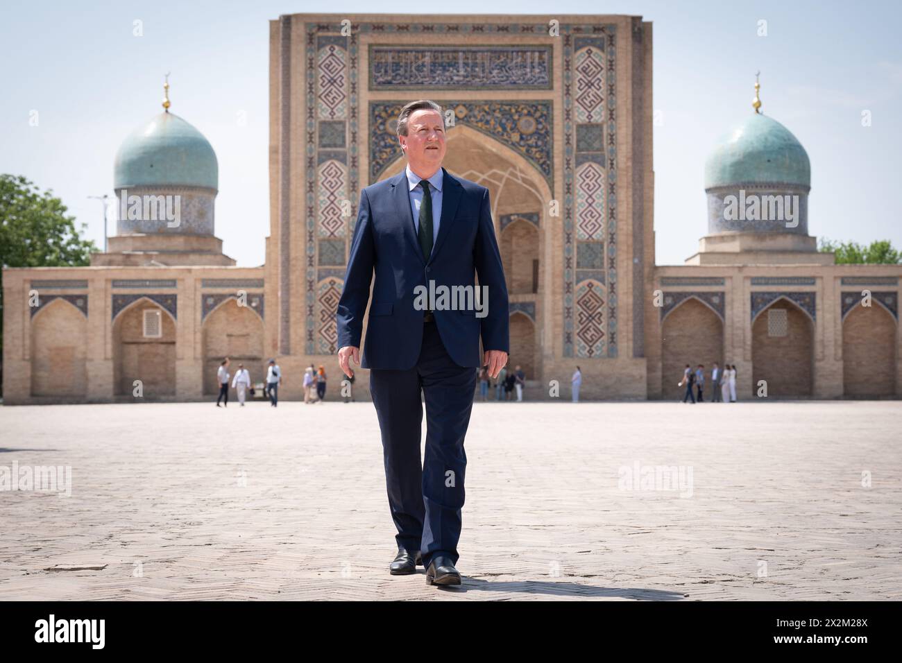 Außenminister Lord David Cameron während eines Besuchs des Hazrati-Imam-Komplexes in Taschkent, während er Usbekistan während seiner fünftägigen Tour durch Zentralasien besucht. Bilddatum: Dienstag, 23. April 2024. Stockfoto