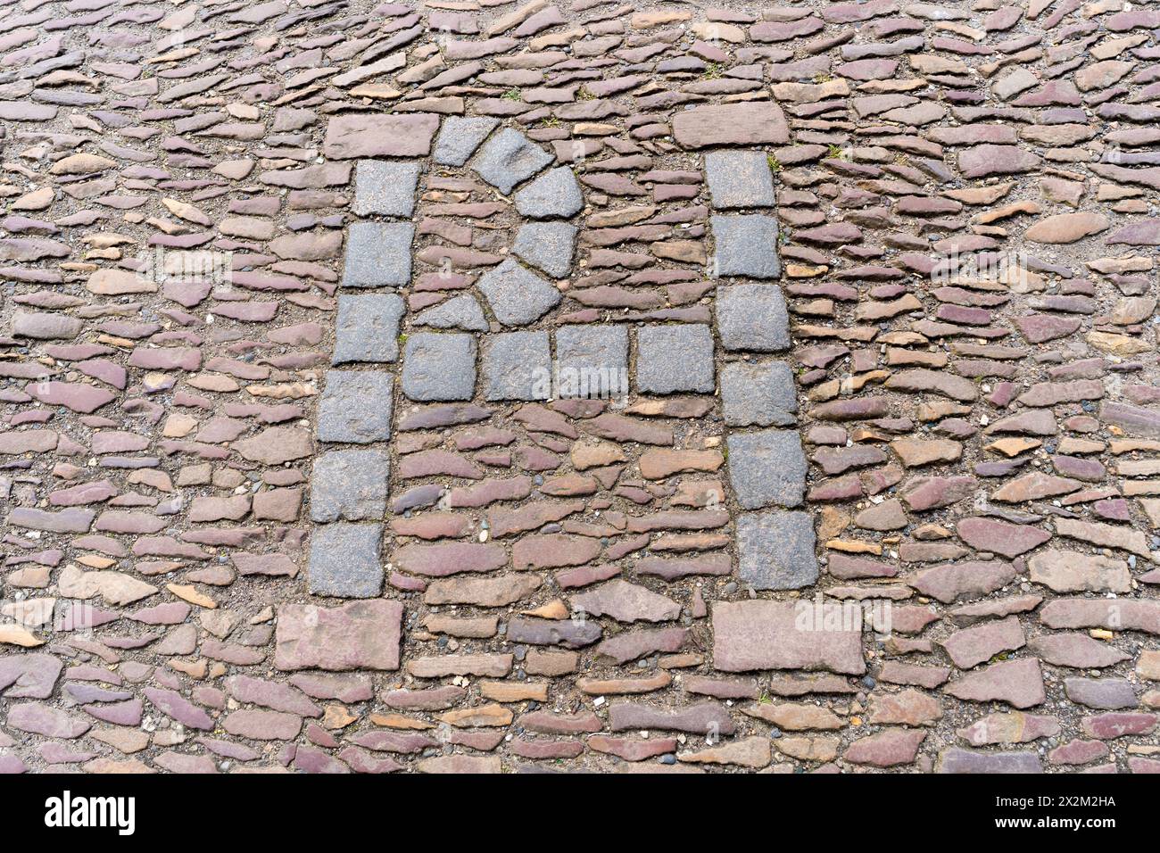 PH-WERT am St Salvator's College an der University of St Andrews, Schottland, Großbritannien. Der Fluch von Patrick Hamilton sagt, dass Studenten, die darauf treten, die Prüfungen nicht bestehen werden Stockfoto