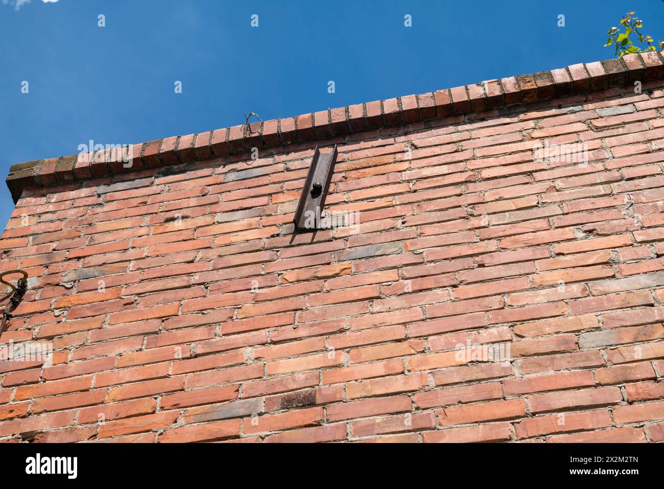 Alter Schlüssel zur Stützung der Wand, Konstruktionsdetail der geformten Ankerplatten mit internen Zugstangen; nützlich für Erdbebenschutz und strukturelle Nachteile Stockfoto