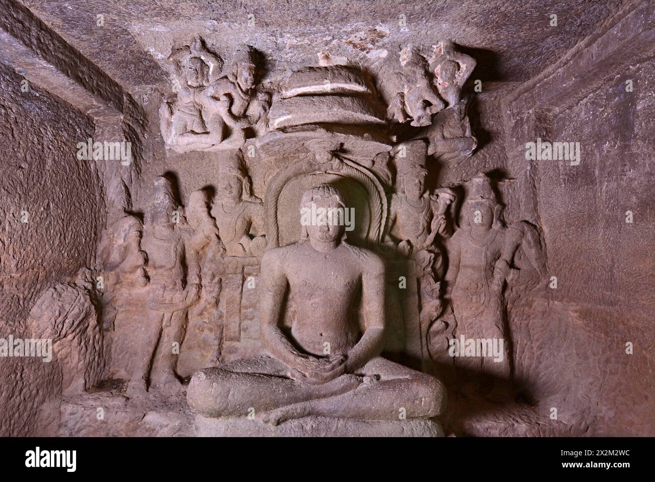 Ellora Jain Caves: Höhle Nr. 33 Indra sabha. Schrein - Ein Paar Chouri-Träger (je zwei) links und rechts von Mahavira. Ebenfalls zu sehen ist die fliegende Feige Stockfoto