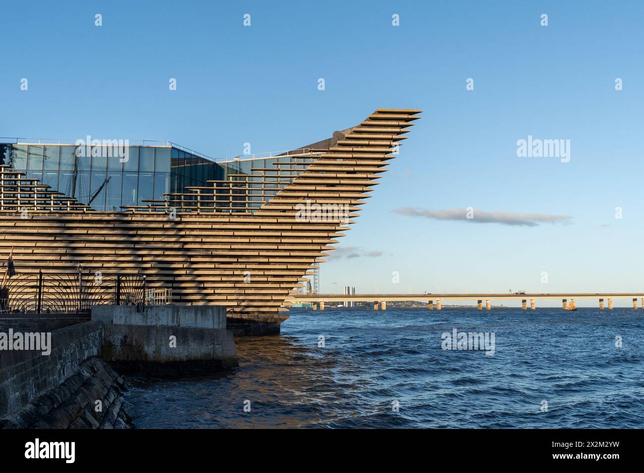 The V and A Design Museum in Dundee, Schottland, Großbritannien - Außenansicht an der Riverside Esplanade zur goldenen Stunde. Stockfoto
