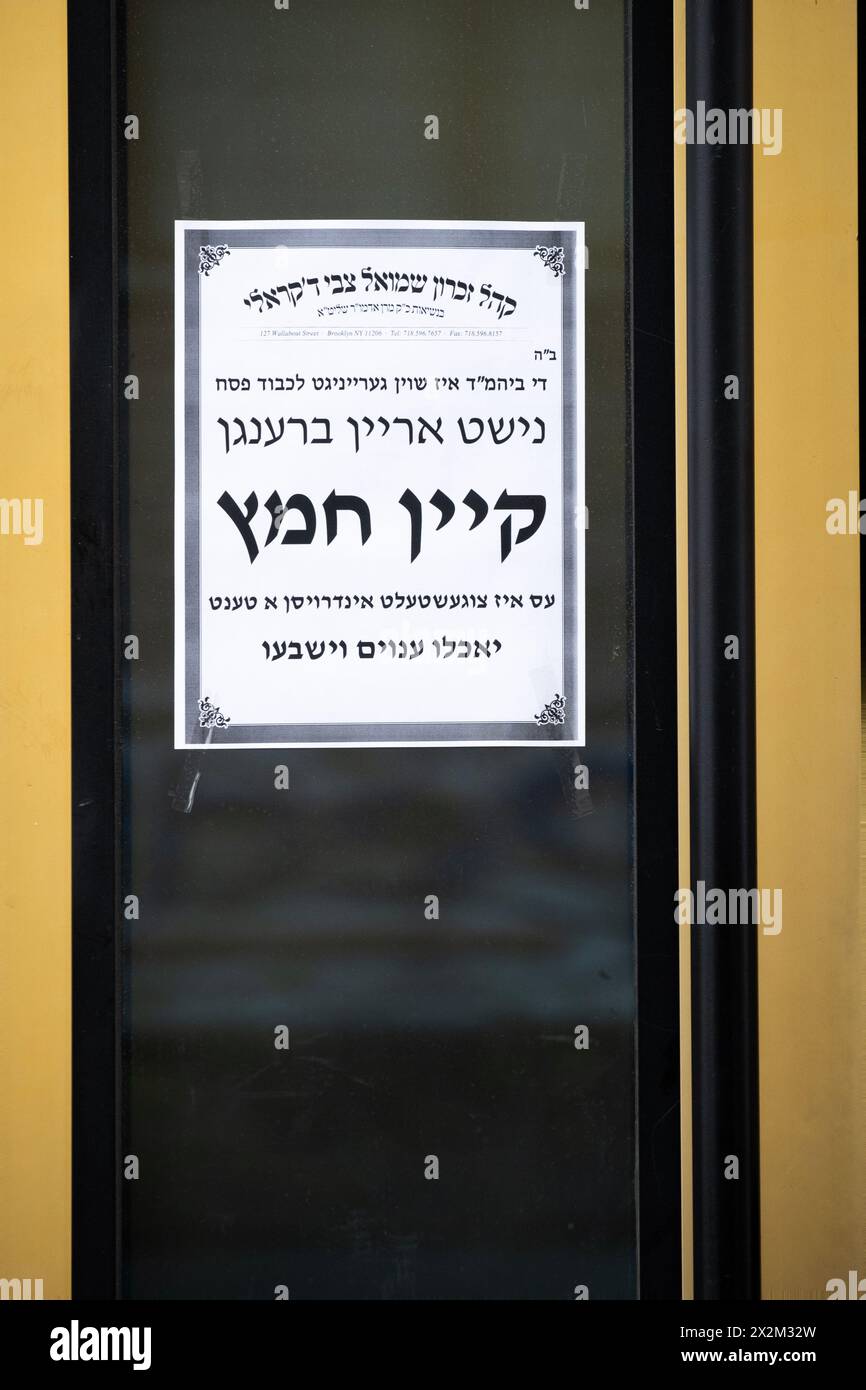 Kurz vor Pessach, ein jiddisches Schild vor einer Williamsburg-Synagoge, das vorschreibt, dass keine Chametz-Brotprodukte ins Innere gebracht werden dürfen. Stockfoto