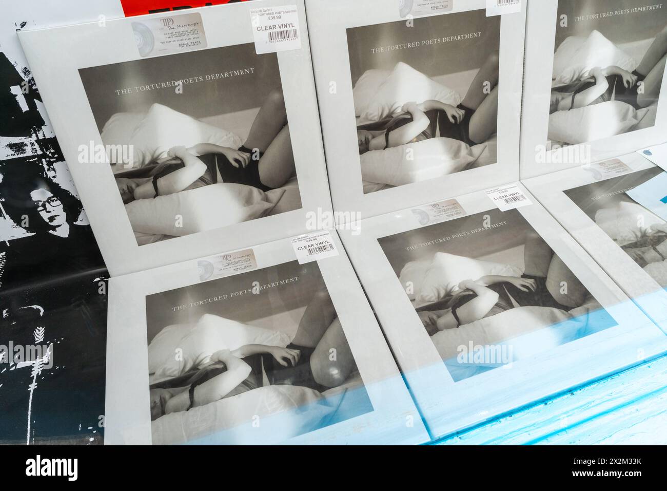 Kopien des Taylor-Swift-Albums The Foltured Poets Department auf klarem Vinyl, in einem Plattenladen ausgestellt. Marketingkonzept der Musikindustrie Stockfoto