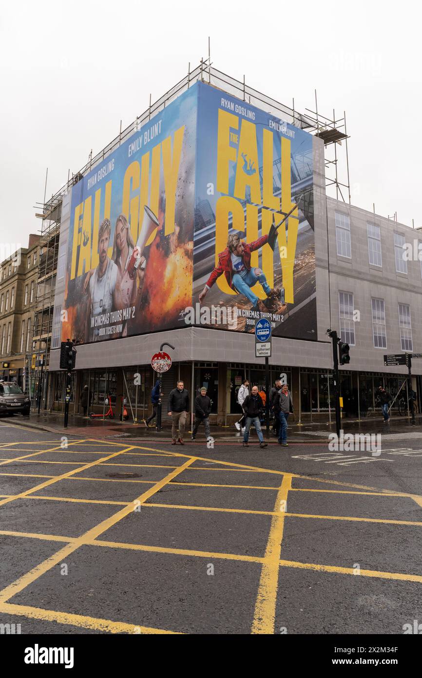 Werbung für den Film oder Film The Fall Guy, auf der Seite eines großen Gebäudes in Newcastle upon Tyne, Großbritannien Stockfoto