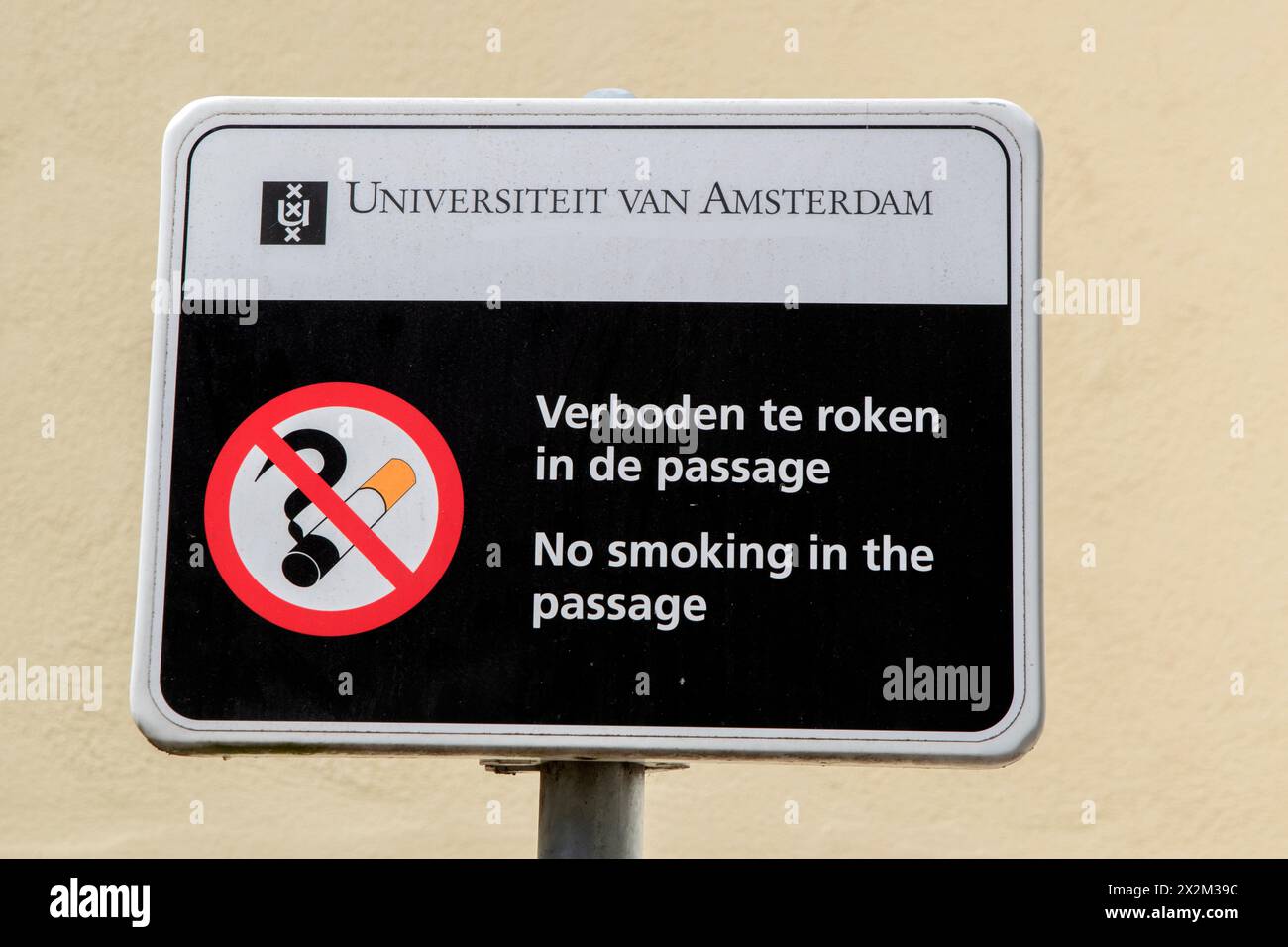 Nahaufnahme Schild Verbotenes Rauchen An Der Universiteit Van Amsterdam Niederlande 22-4-2024 Stockfoto