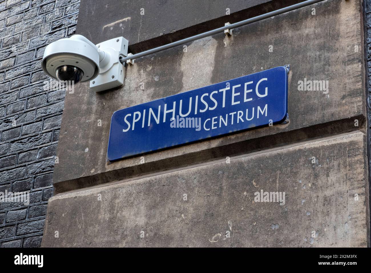 Straßenschild Spinhuissteeg Und Sicherheitskamera In Amsterdam, Niederlande 22-4-2024 Stockfoto