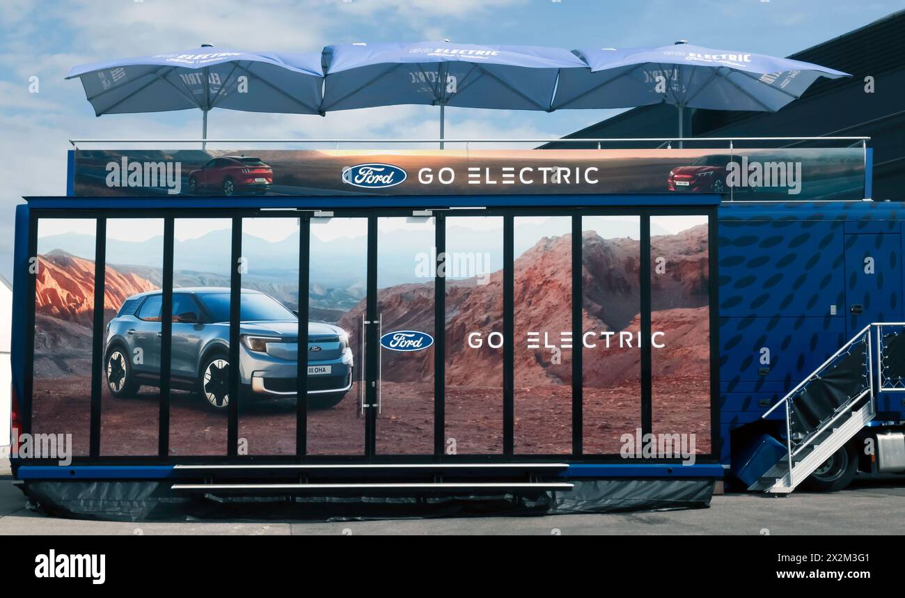 Der Ford Go Electric Stand auf der British Motor Show 2023 in Farnborough, wo er für den neuen vollelektrischen Explorer SUV werben konnte. Stockfoto