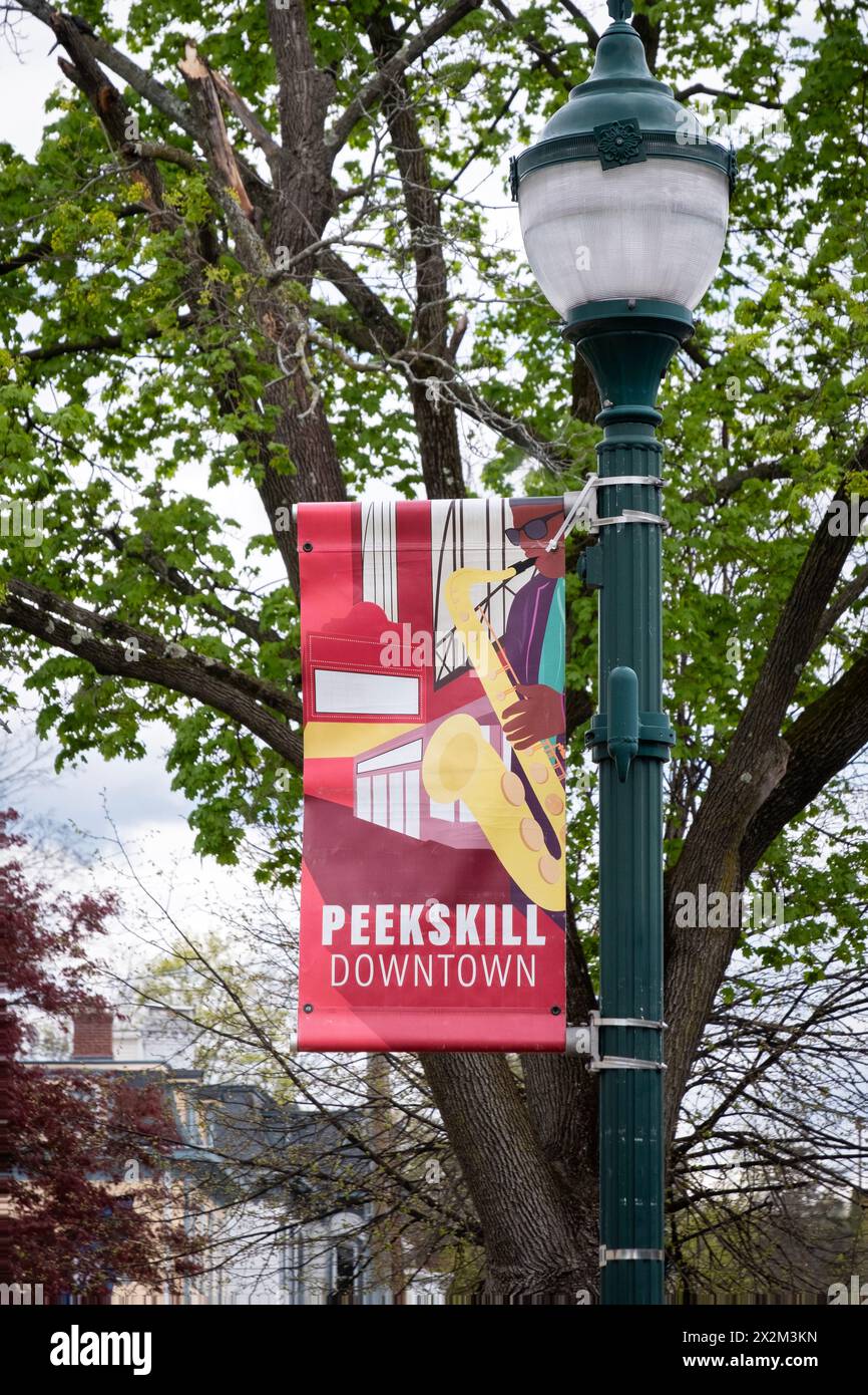 Ein Banner in und für die Innenstadt von Peekskill, Westchester, New York. Stockfoto