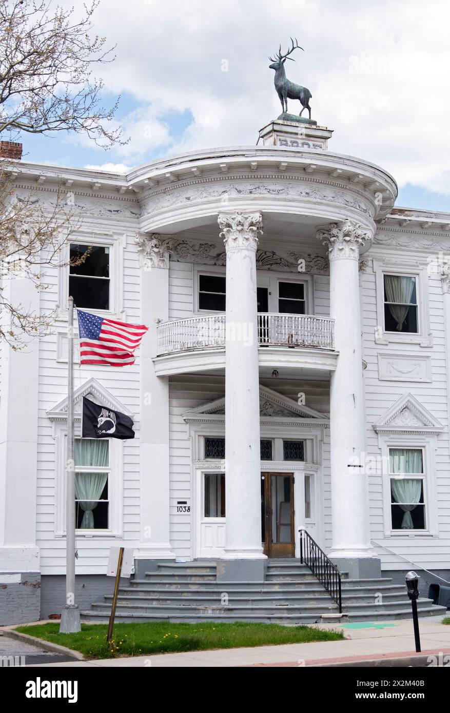 1038 Brown Street in Peekskill, Heimstadion der Peekskill Lodge #744 des internationalen Elks Club. Die Struktur wird von einem bronzenen Elch gekrönt. Westchester, NY. Stockfoto