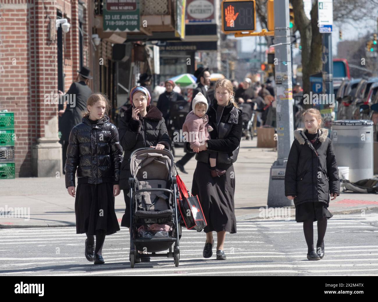 Eine Mutter und Tochter spazieren in Williamsburg kurz vor Pessach, als die Straßen sehr voll waren. April 2024 Stockfoto