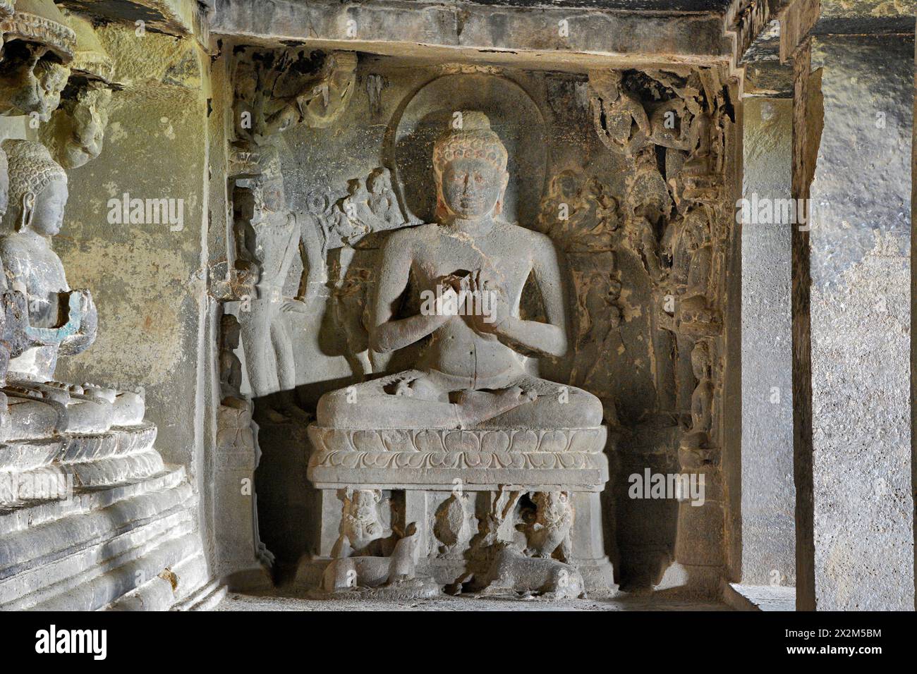 Ellora buddhistische Höhlen: Höhle Nr. 12 3. Stock, Säulenhalle - aus nächster Nähe Buddha in padmasana mit Lehreinstellung nahe dem sieben Dhayani Buddha Stockfoto