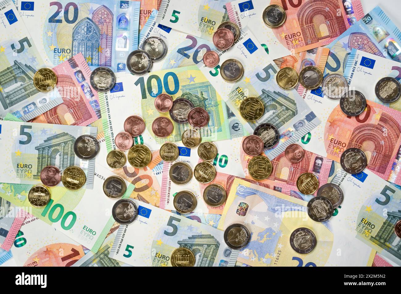 Geld, Euroscheine, Münzen, Euro, Cent, Symbolfoto Geld, Reichtum, Konjunktur, Gehalt Stockfoto