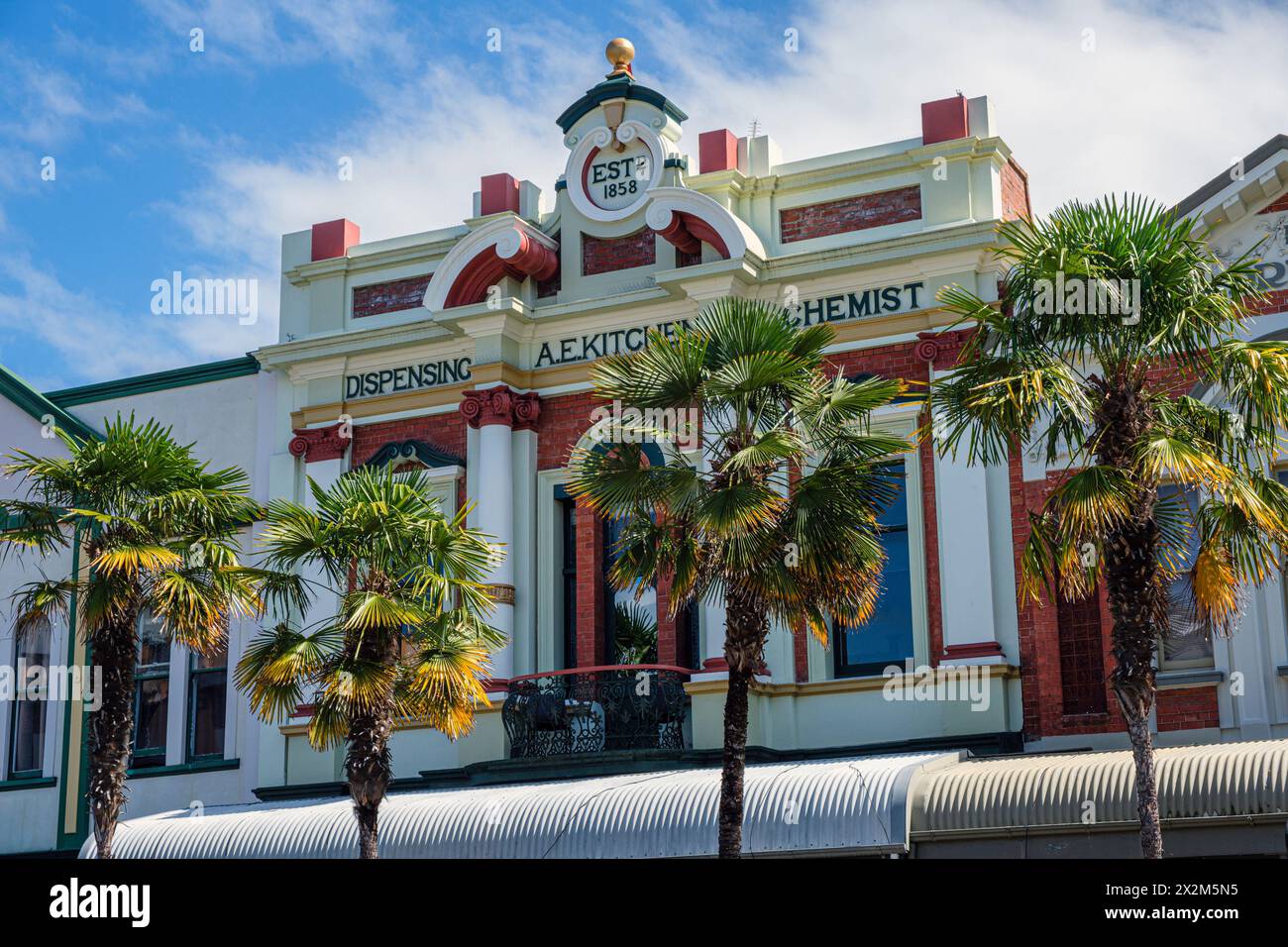 Ein Beispiel für historische viktorianische Architektur - das alte A. E. Kitchen Gebäude in der Victoria Avenue, Whanganui, Nordinsel, Neuseeland Stockfoto