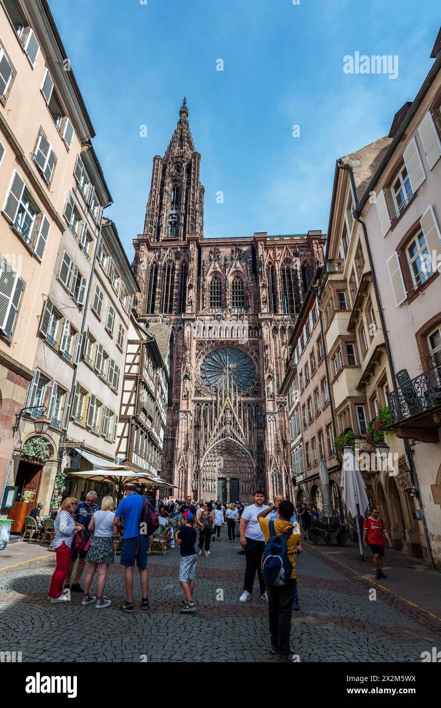 Touristen in der Kathedrale von Straßburg, Frankreich Stockfoto