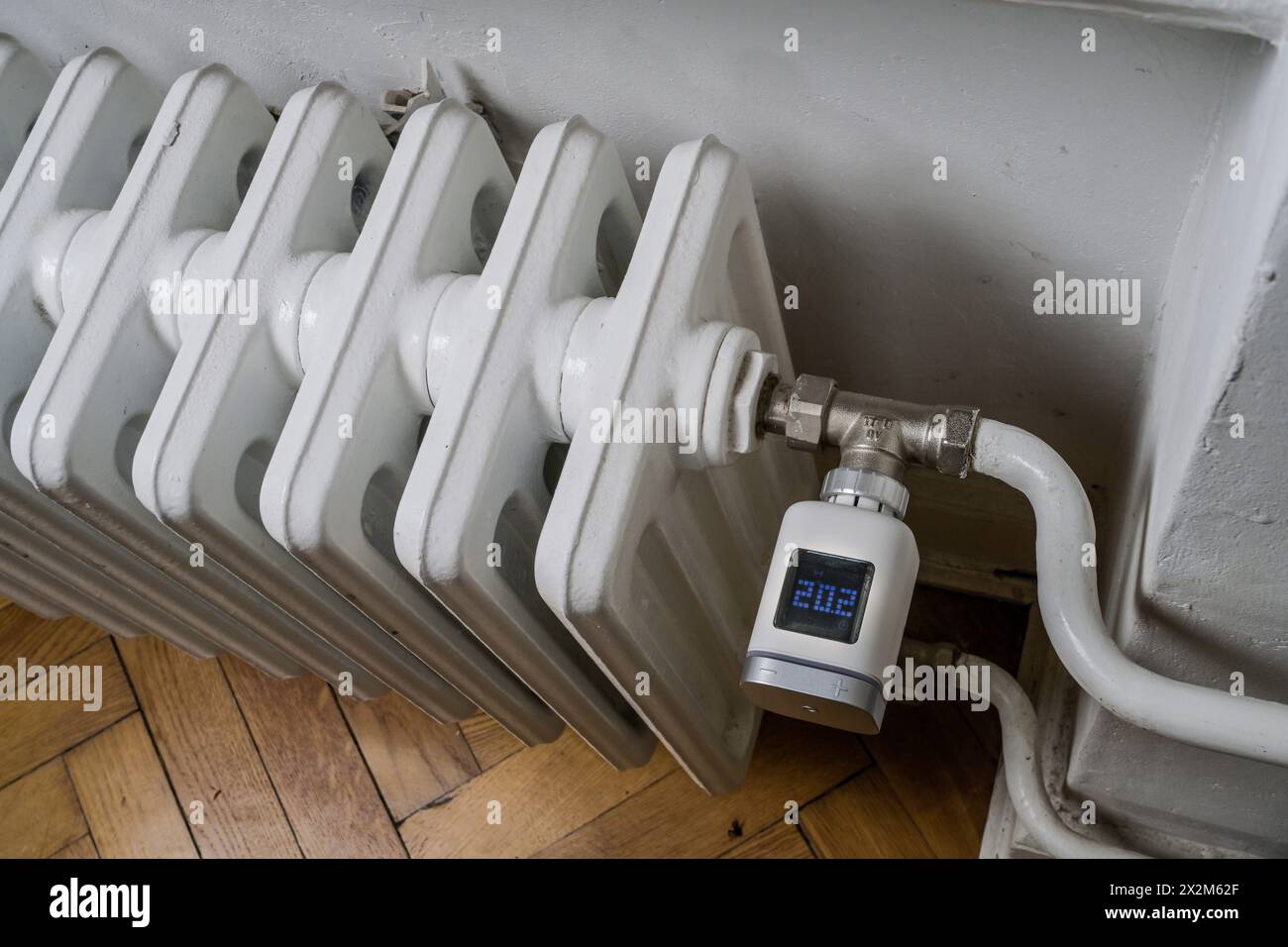 Symbolfoto Energiekosten, Heizkörper, Kühler, digitales Thermostat, Smart Home Stockfoto