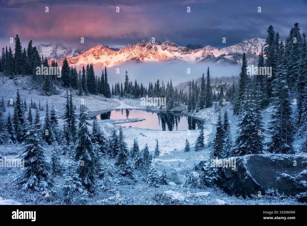Geografie / Reisen, USA, Washington, Cascade Mountains, Washington, Little Tipsoo Lake, ADDITIONAL-RIGHTS-CLEARANCE-INFO-NOT-AVAILABLE Stockfoto