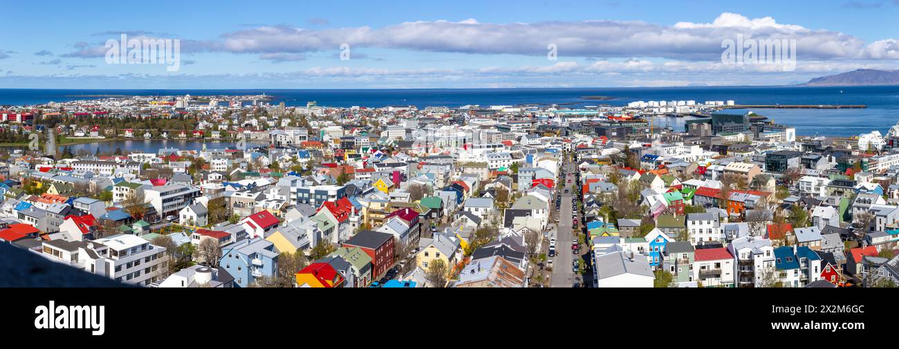 Reykjavik Panorama, Stadtlandschaft mit Skolavordustigur Straße, mit bunten Gebäuden, Tjornin See und Alten Hafen von der Hallgrimskirkja Kirche aus gesehen. Stockfoto