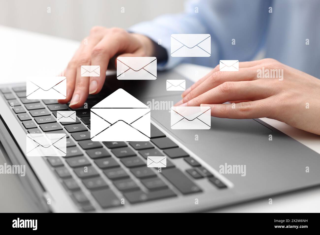 E-Mail. Frau benutzt Laptop am Tisch, Nahaufnahme. Letter Illustrationen über dem Gerät Stockfoto