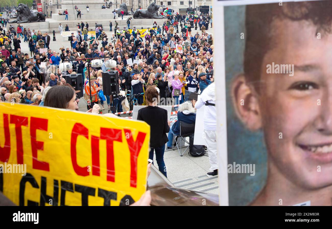 Anti-Impfstoff-Demonstranten versammeln sich zu ihrer Demonstration der WAHRHEIT, die MAN am Trafalgar Square in London findet. Stockfoto