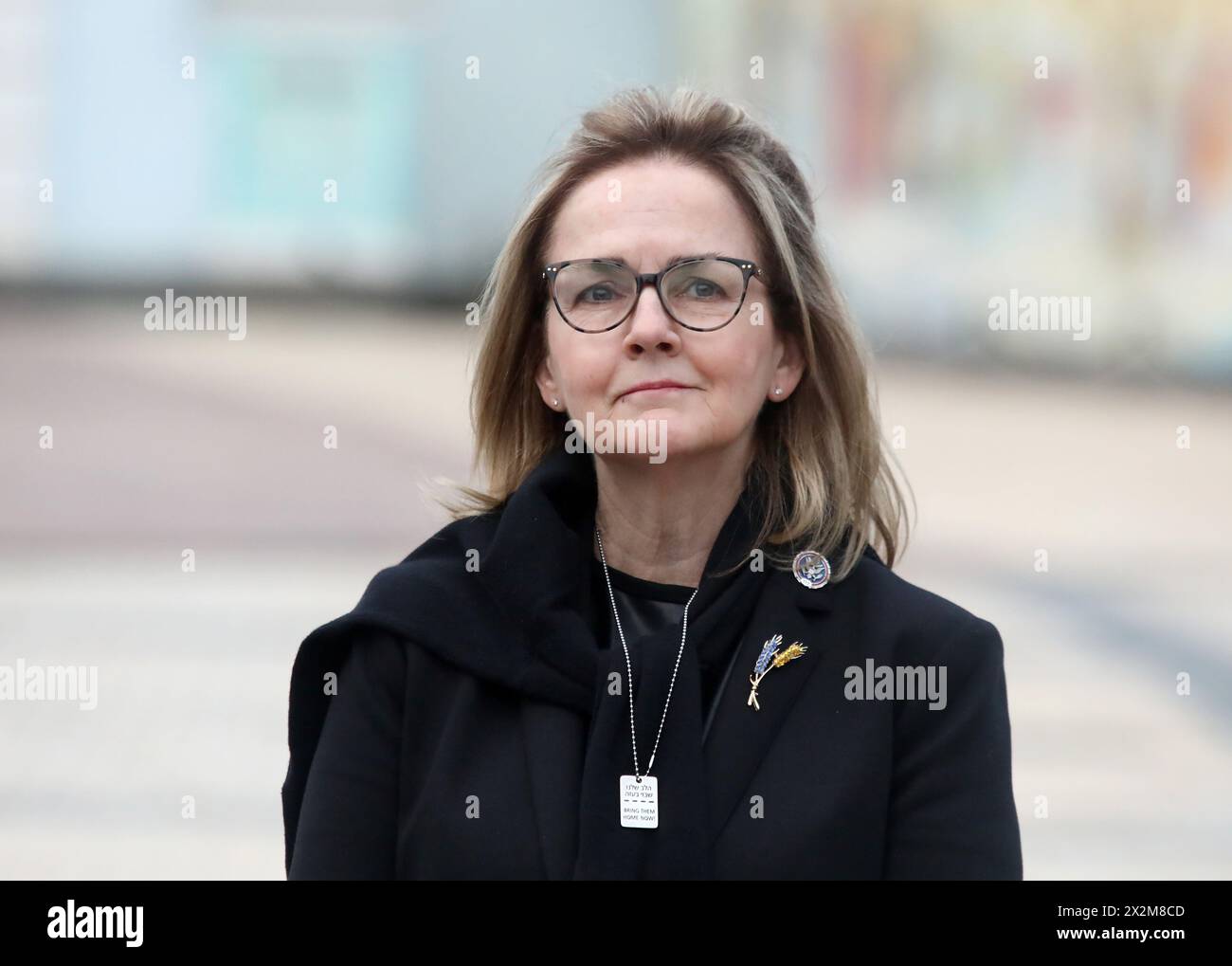 KIEW, UKRAINE - 22. APRIL 2024 - Mitglied des US-Repräsentantenhauses der Demokratischen Partei Madeleine Dean wird während einer Pressekonferenz auf dem Mykhailivska-Platz in Kiew, Hauptstadt der Ukraine, gesehen. Stockfoto