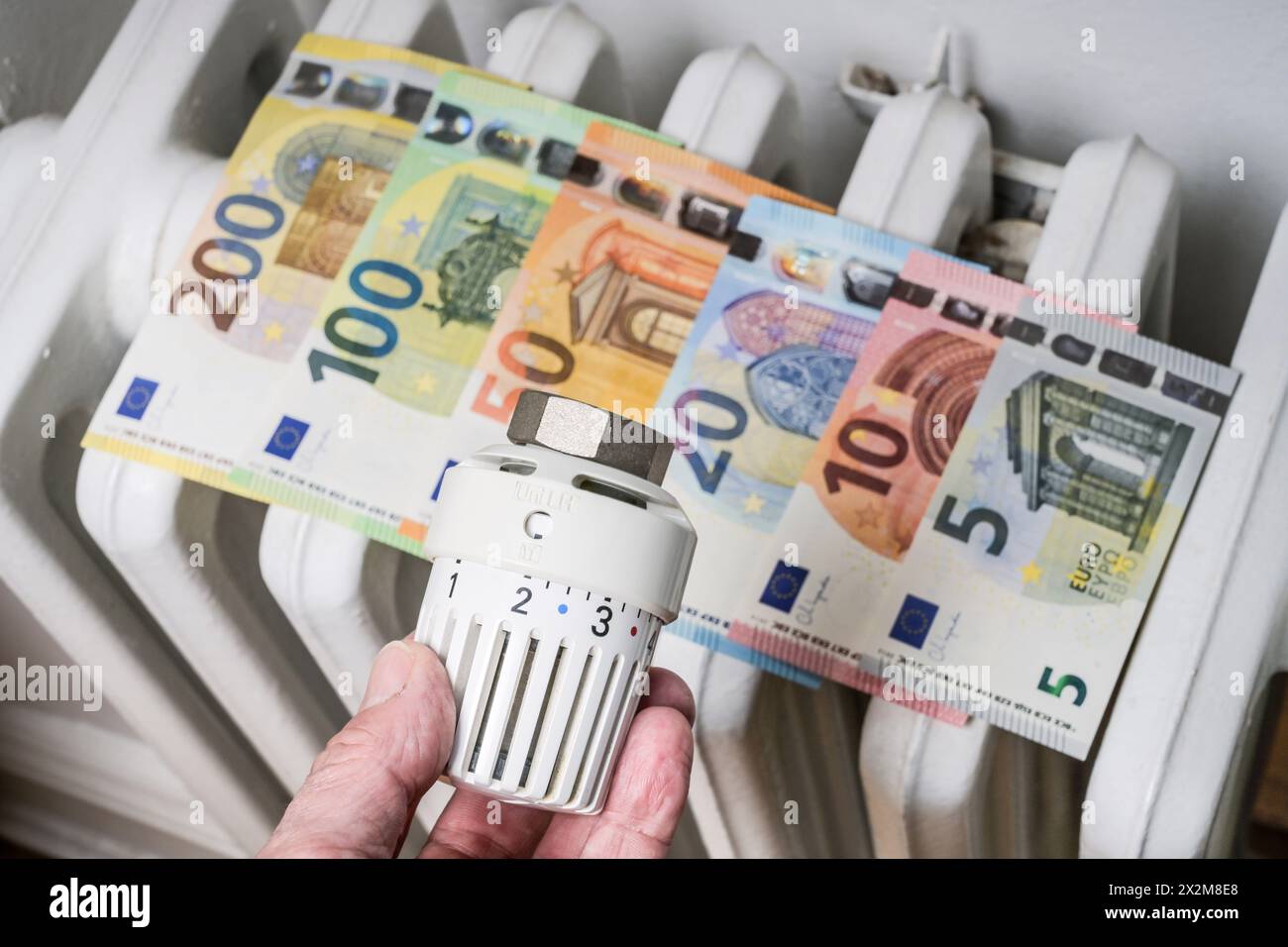 Symbolfoto Energiekosten, Heizkörper, Kühler, Thermostat, Geld, Euro Stockfoto