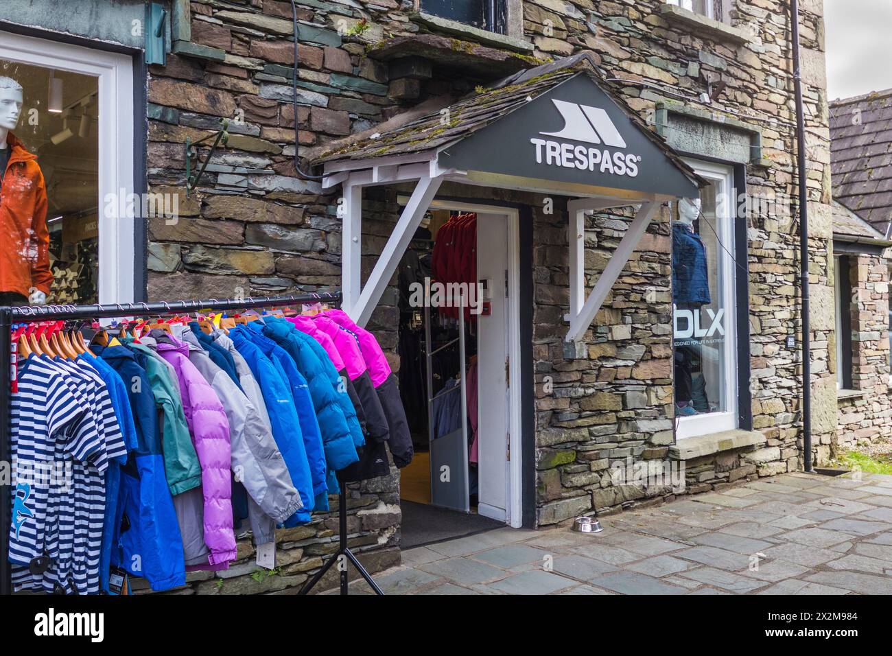 Betreten Sie einen Outdoor-Bekleidungs- und Ausrüstungsladen Stockfoto