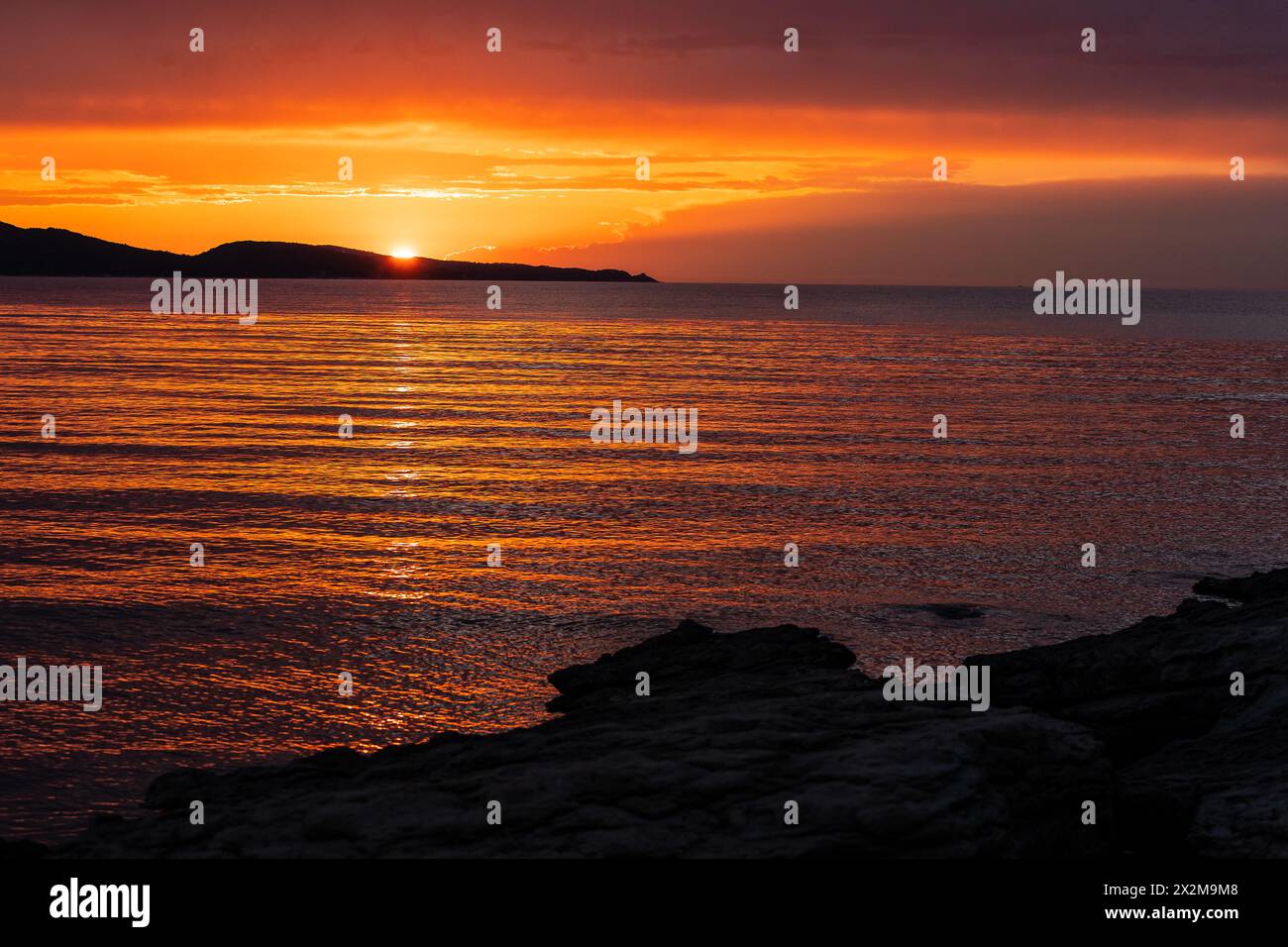 Coucher de soleil sur la Côte ouest de la Corse Stockfoto