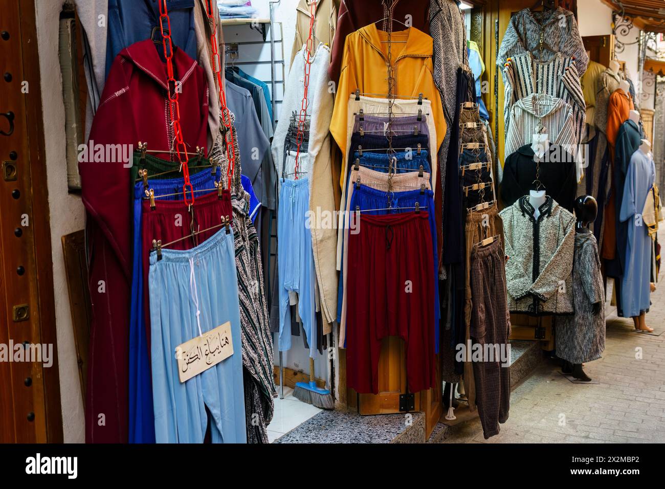 Tanger, Marokko. 6. Februar 2024 – farbenfrohe Ausstellung traditioneller Kleidung in einem Bekleidungsgeschäft Stockfoto