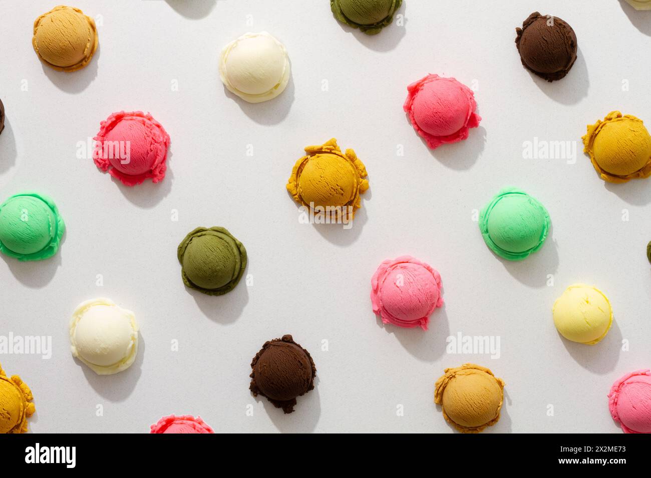 Verschiedene bunte Eiskugeln auf weißem Hintergrund Stockfoto