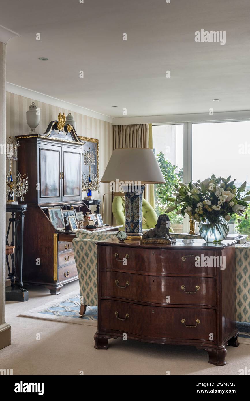 Antike Holzkommode und Kommode im Apartment Chelsea, London, Großbritannien Stockfoto