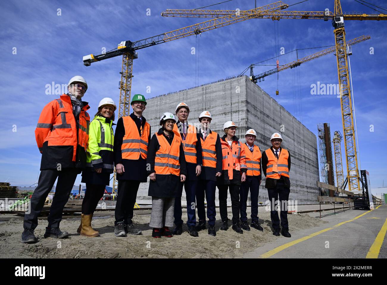 Elia CEO Transmission Belgium Frederic Dunon, Jan de Nul Dreddging CEO Julie de Nul, DEME CEO Luc Vandenbulcke, Energieminister Tinne Van der Straeten, Premierminister Alexander de Croo, Staatssekretär für Wissenschaftspolitik Thomas Dermine, Elia CEO ad-interim Catherine Vandenborre, Daan Schalck, CEO des Nordseehafens, und Bernard Gustin, Vorstandsvorsitzender von Lineas, posieren bei einem Besuch auf der Baustelle der Energieinsel „Prinses Elisabeth Eiland – Ile Princesse Elisabeth“ in der Nordsee in Vlissingen, Niederlande am Dienstag, den 23. April 2024. Die Insel wird eine Verbindung zwischen der Küste bilden Stockfoto