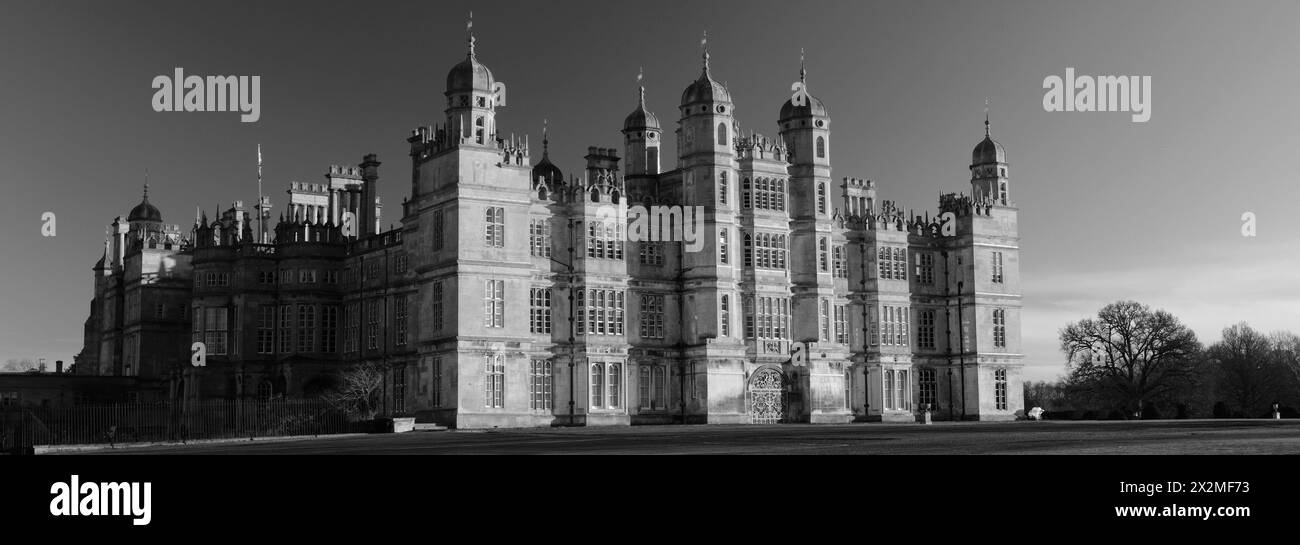 Das Golden Gate und die Westfront des Burghley House, ein elisabethanisches Herrenhaus an der Grenze zwischen Cambridgeshire und Lincolnshire, England Stockfoto