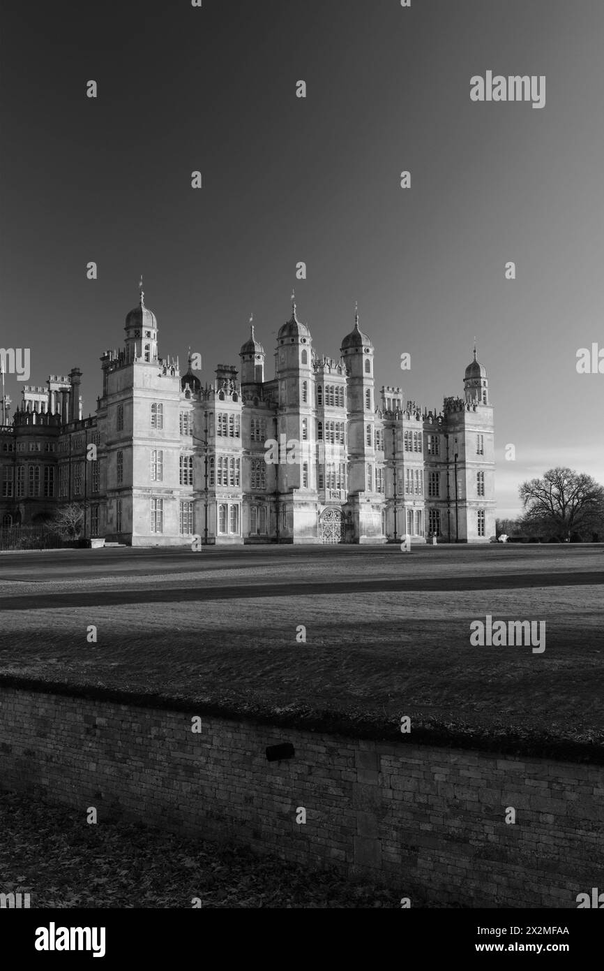 Das Golden Gate und die Westfront des Burghley House, ein elisabethanisches Herrenhaus an der Grenze zwischen Cambridgeshire und Lincolnshire, England Stockfoto