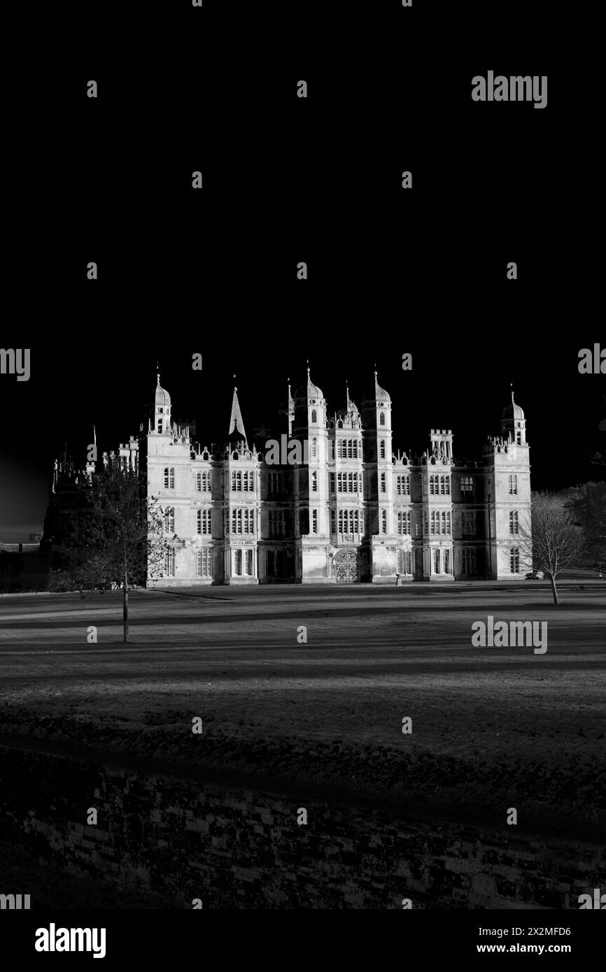 Das Golden Gate und die Westfront des Burghley House, ein elisabethanisches Herrenhaus an der Grenze zwischen Cambridgeshire und Lincolnshire, England Stockfoto