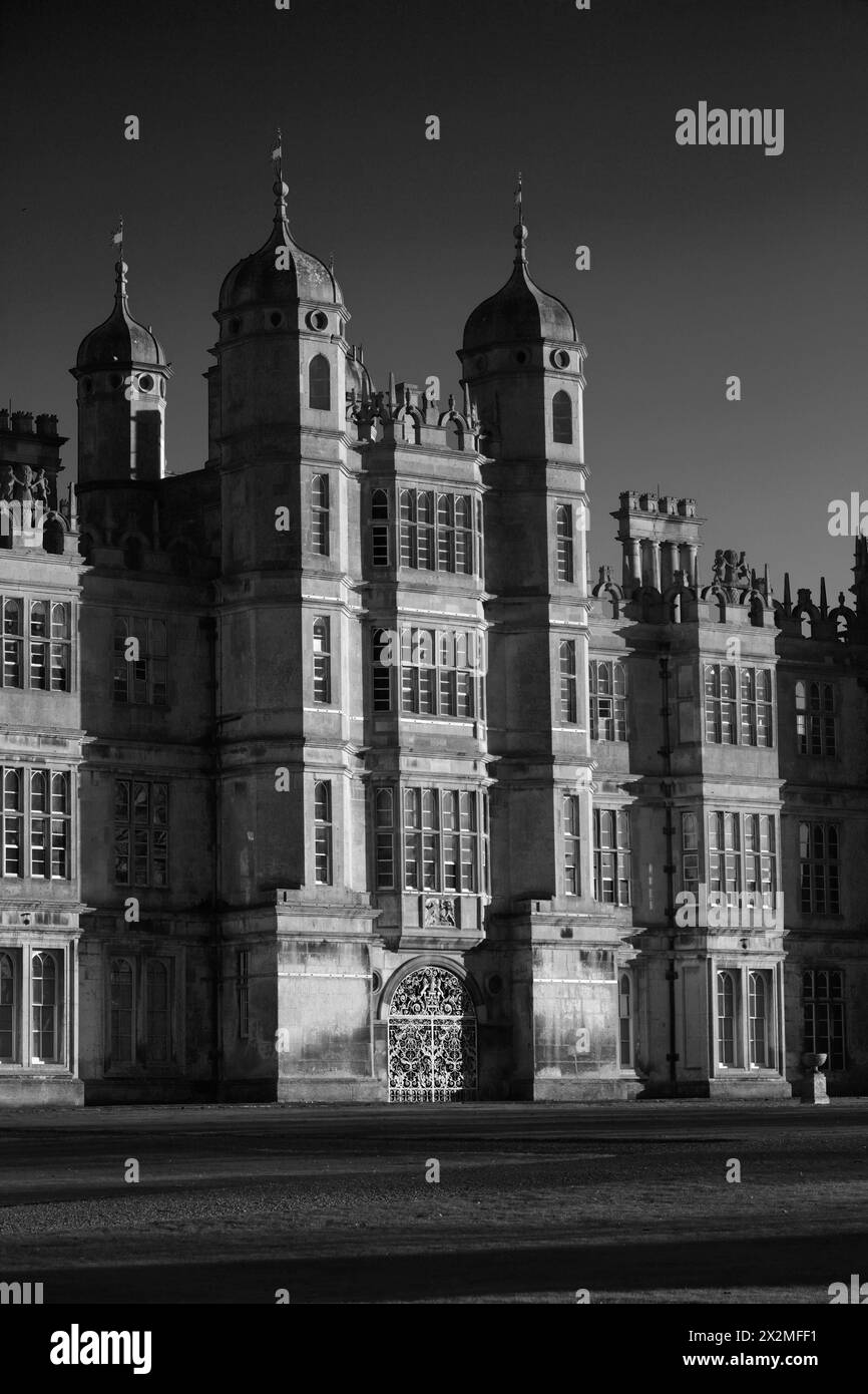 Das Golden Gate und die Westfront des Burghley House, ein elisabethanisches Herrenhaus an der Grenze zwischen Cambridgeshire und Lincolnshire, England Stockfoto