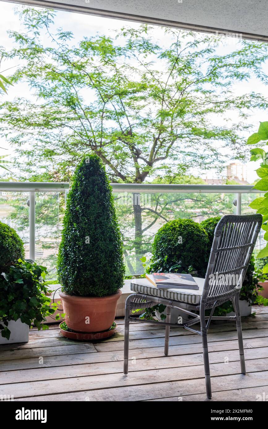 Stuhl auf der Terrasse des Chelsea Harbour Apartments, London, Großbritannien Stockfoto