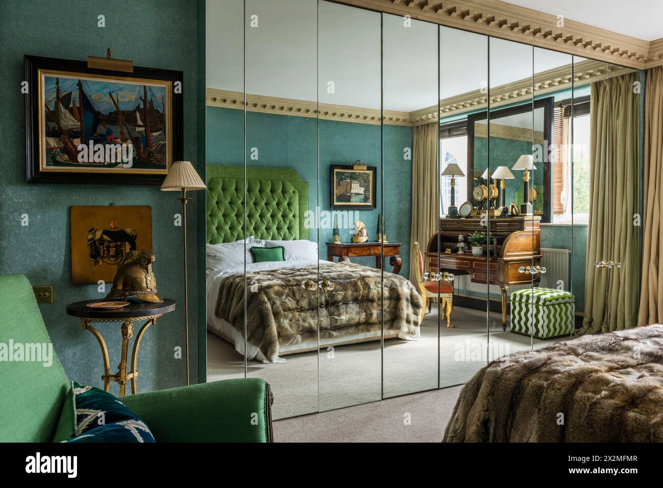 Spiegelgarderobe reflektierendes Schlafzimmer in Chelsea Apartment, London, Großbritannien Stockfoto