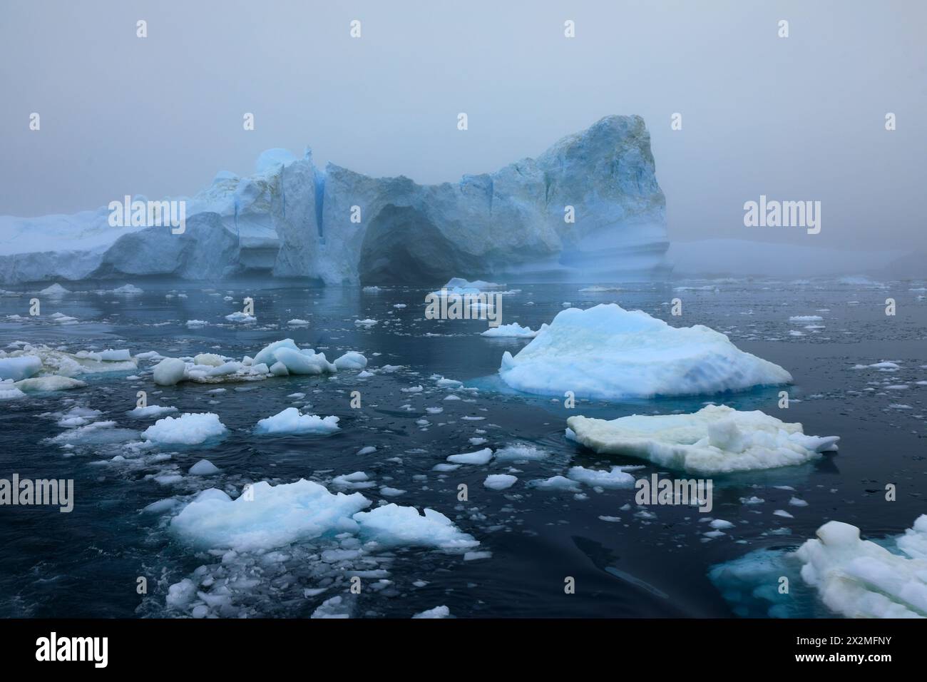 Geographie / Reise, Grönland, Ilulissat District, Ilulissat, Eisberge mit tief verstreuten Wolken, ADDITIONAL-RIGHTS-CLEARANCE-INFO-NOT-AVAILABLE Stockfoto