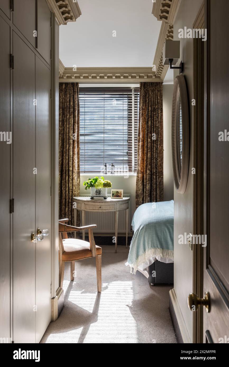 Stimmungsvolles Schlafzimmer im Apartment Chelsea, London, Großbritannien Stockfoto