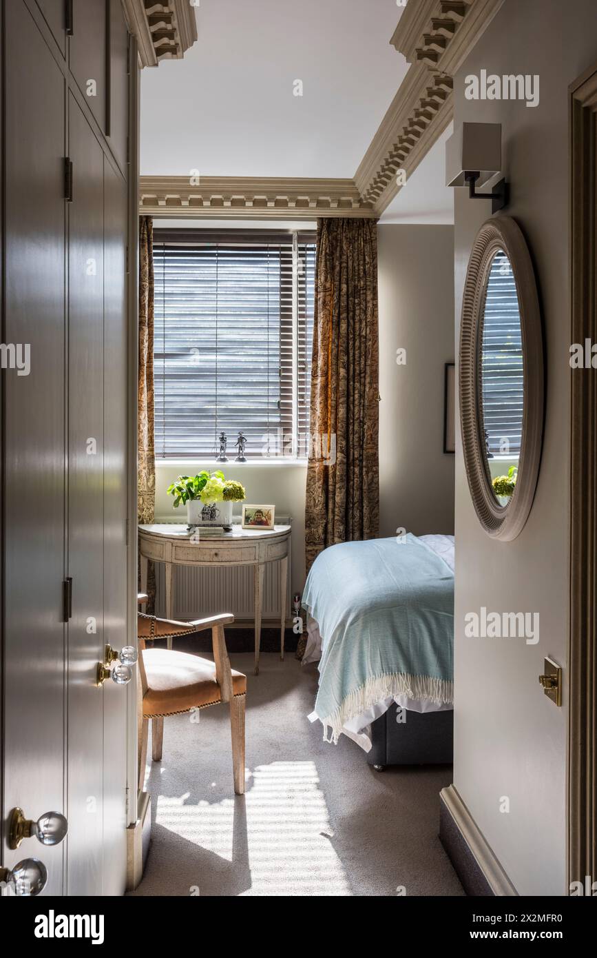 Stimmungsvolles Schlafzimmer im Apartment Chelsea, London, Großbritannien Stockfoto