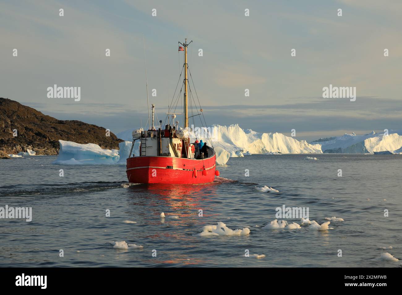 Geografie / Reise, Grönland, Bezirk Ilulissat, Ilulissat, rotes Schiff zwischen Eisbergen, Eisfjord, ADDITIONAL-RIGHTS-CLEARANCE-INFO-NOT-AVAILABLE Stockfoto