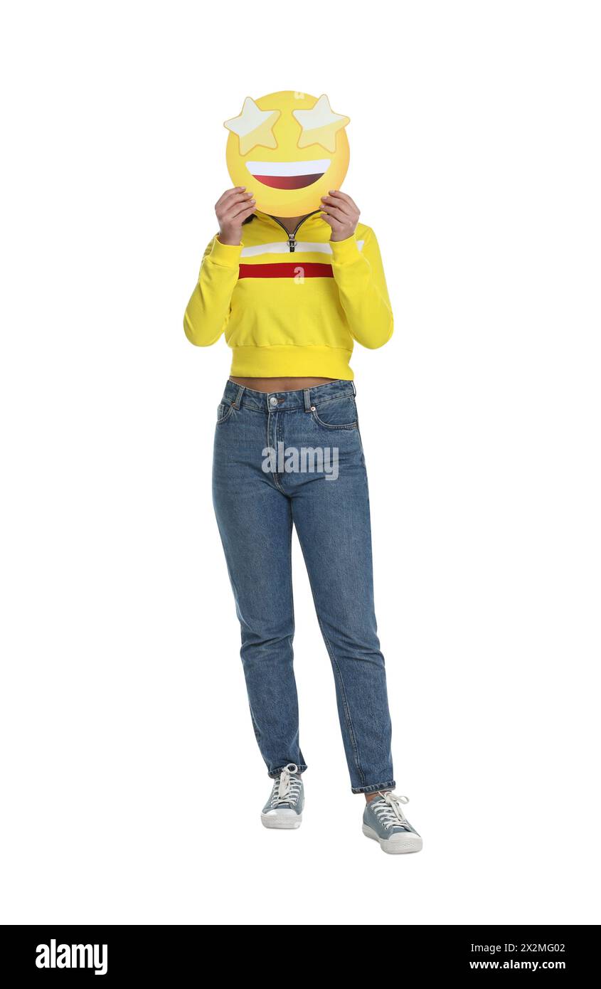 Frau, die Emoticon mit Sternen statt Augen auf weißem Hintergrund hält Stockfoto