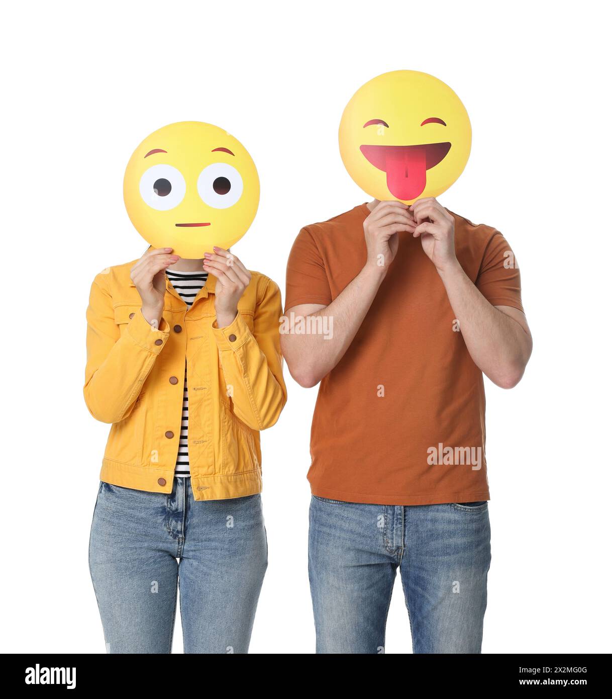 Menschen, die Gesichter mit Emoticons auf weißem Hintergrund bedecken Stockfoto