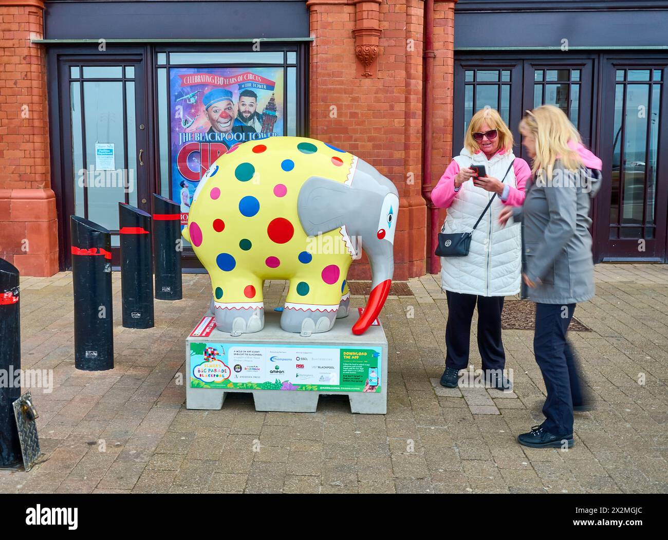 Elmer die Patchwork Elefanten Big Blackpool Parade zu Hilfe eines lokalen Kinderhospizes Stockfoto