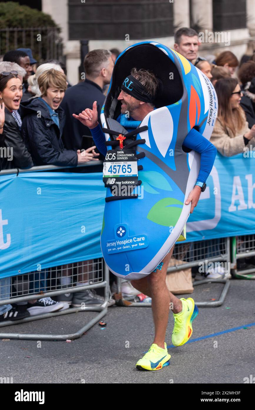 Karl Fitzpatrick nahm am TCS London Marathon 2024 Teil und fuhr durch Tower Hill, London, Großbritannien, mit einem Trainingsschuh-Kostüm Stockfoto
