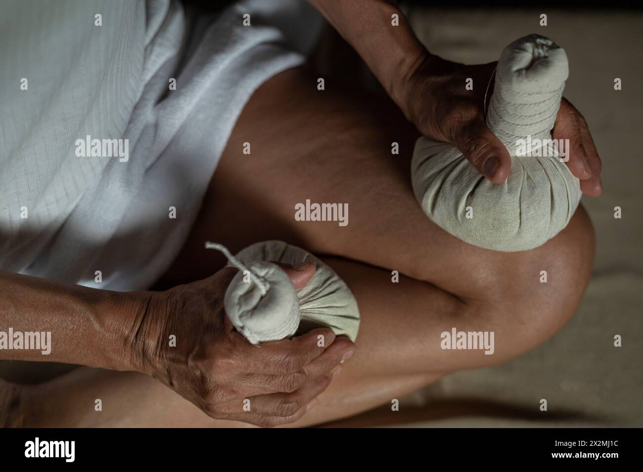 Kräutermassagebeutel für Thai-Massage Stockfoto