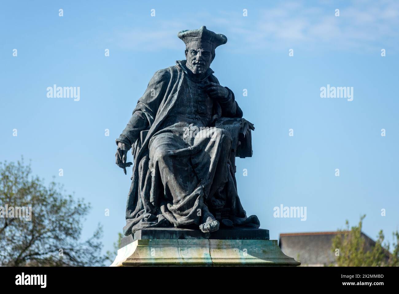 Chinon, 10. April 2024: Statue des Renaissanceautors Francois Rabelais Stockfoto